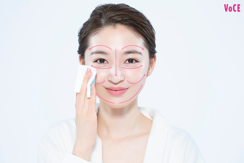 コットンを中指と薬指にのせて挟み、顔の中心から外側に向かって全体にのばす