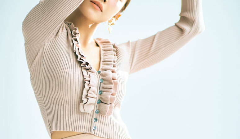 甘い服こそメイクとのバランスが重要！曖昧カラーのメイクで新鮮に
