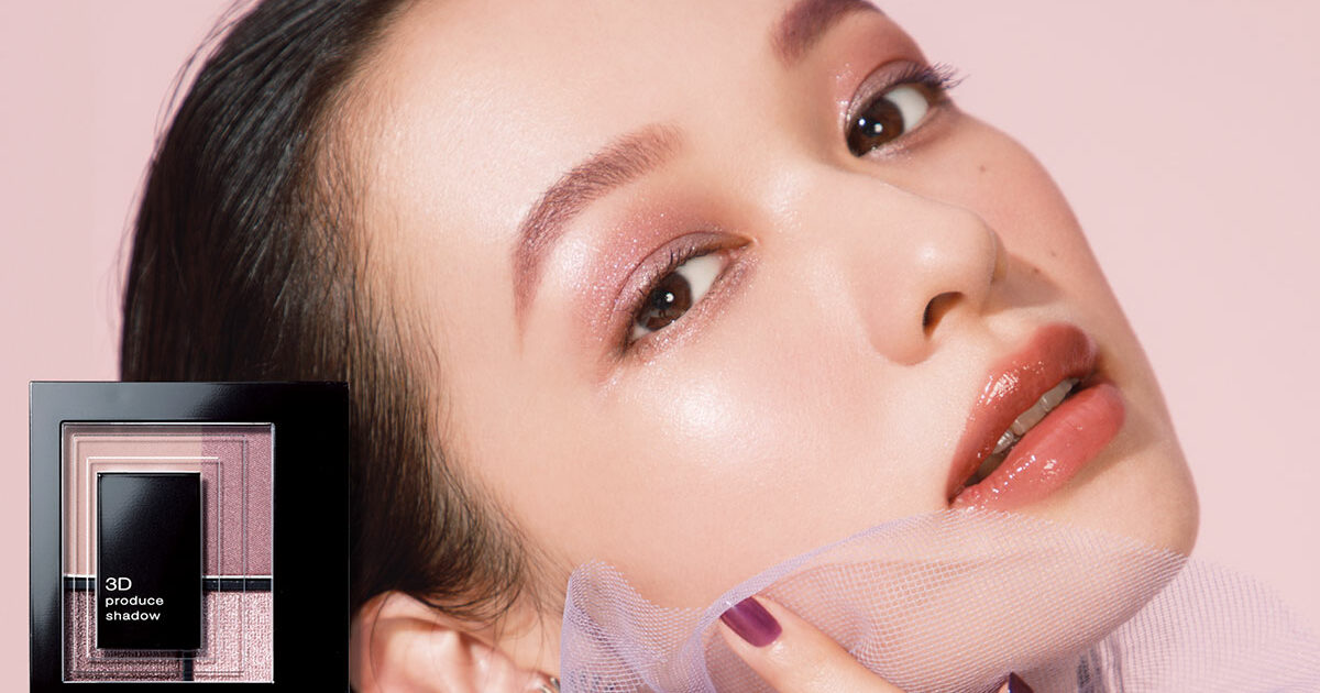 くすみパープル シルバーラメ でドラマティックなまなざしに 確実にあか抜ける秋の二大トレンドアイメイク 美容メディアvoce ヴォーチェ