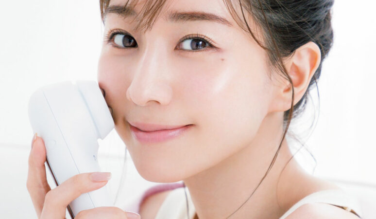 にいなさま専用♡ 美顔器 シルバー 美容液3本付き VO-2112-178-179-top-774x450.jpg