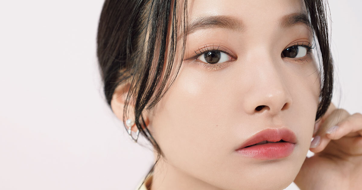 韓国アイメイク 屋台でトッポギを食べている綺麗なお姉さん がイメージ 韓国まねっこアイメイク 美容メディアvoce ヴォーチェ