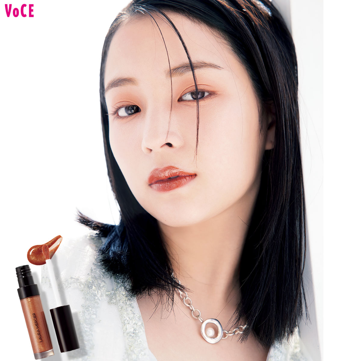 広瀬すず】「大人っぽくも上品にもなるブラウンは、実はすっごくツボな色」【COVER BEAUTY】｜美容メディアVOCE（ヴォーチェ）