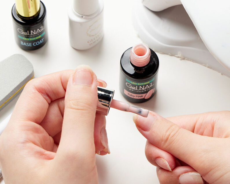 初心者向け！【セルフジェルネイル】の基本のやり方。下準備から塗り方