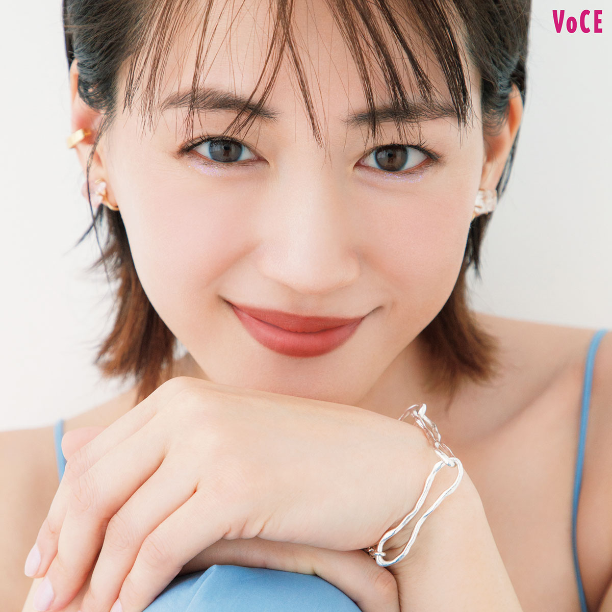 綾瀬はるか】感情の「揺れ」って美しい【COVER BEAUTY】｜美容