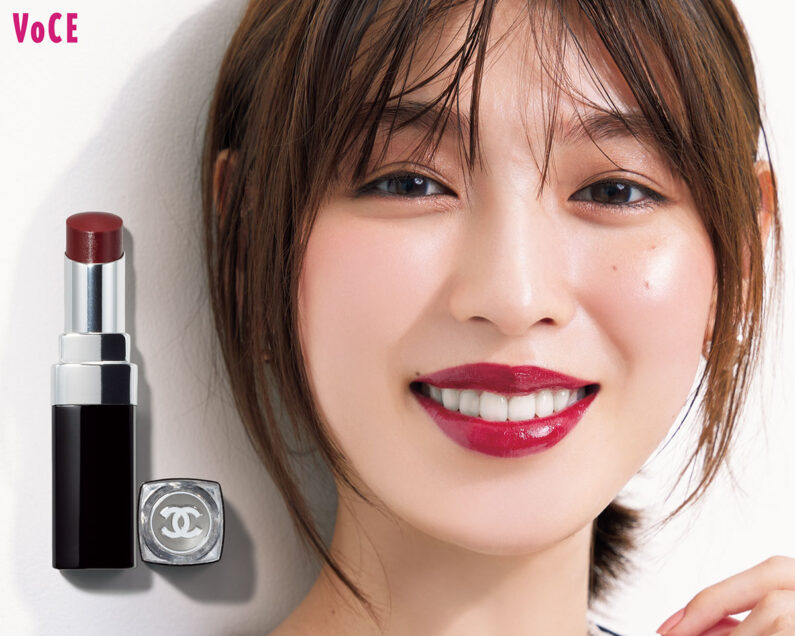 シャネル】の深紅のリップでハッピーな表情に【秋メイク2023】｜美容