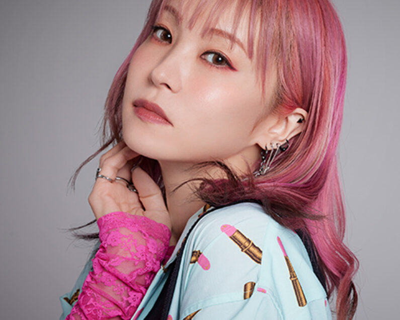 フェイスカラー Lisa LiSAセルフメイク】『紅蓮華』MVなど歌うときの「赤いメイク