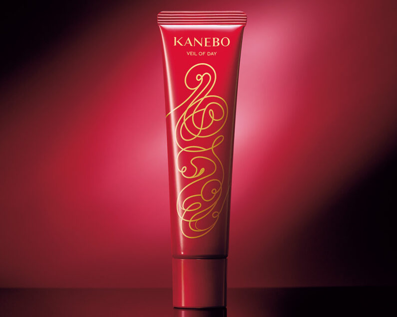 2025年 攻めも守りも鮮烈レッドなこの一本！「KANEBO ヴェイル オブ