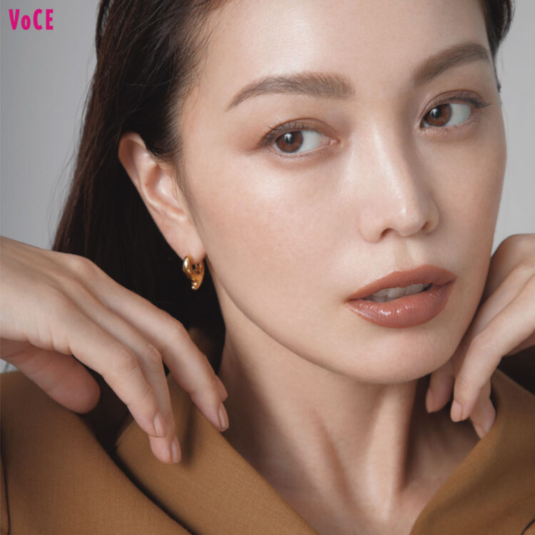 蛯原友里】今秋の旬顔をつくるグレイッシュブラウンリップ【エビちゃん
