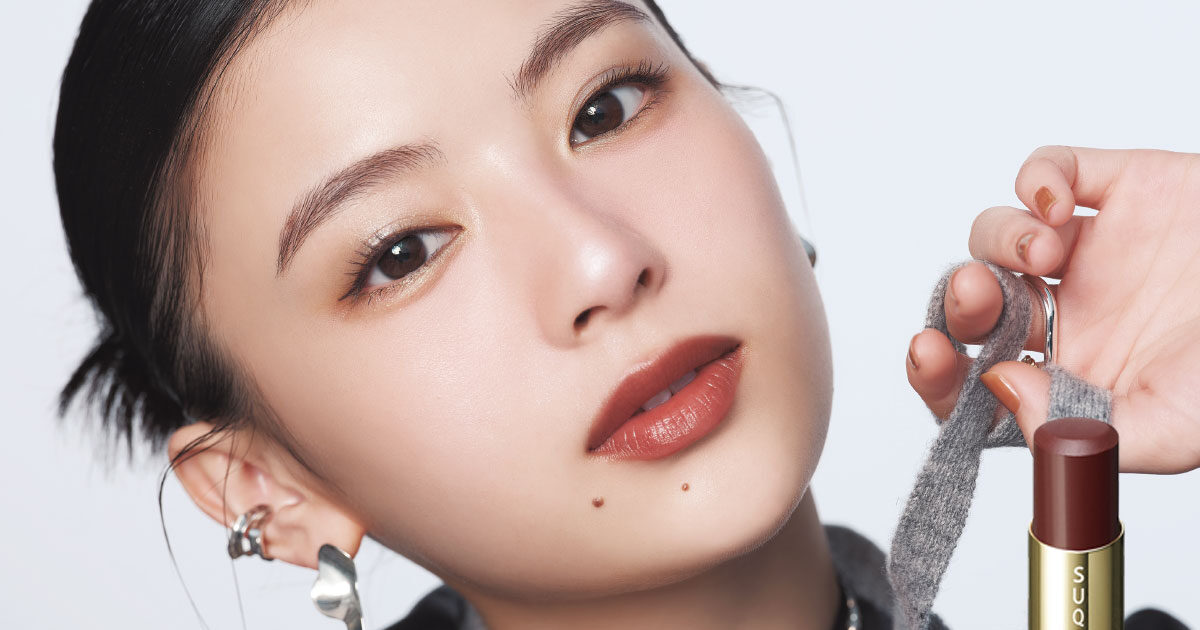 出口夏希】SUQQUの濃厚レッドブラウンリップで、オトナの媚びない色香