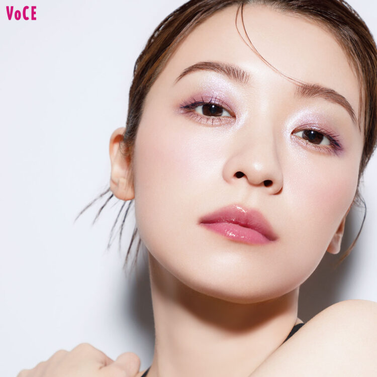 日々を彩るトレンドカラーでまなざしの存在感が加速する。ディオール