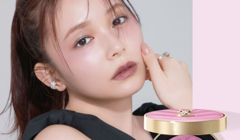 抜け感には「辛口メイク」×青みピンクが効果絶大！【2026夏新作コスメ