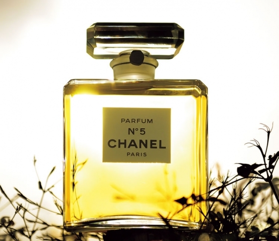 シャネルの名作香水、Nº5の秘密――ココ・シャネルは、なぜこの香りを創ったのか？【ビューティニュース】｜美容メディアVOCE（ヴォーチェ）
