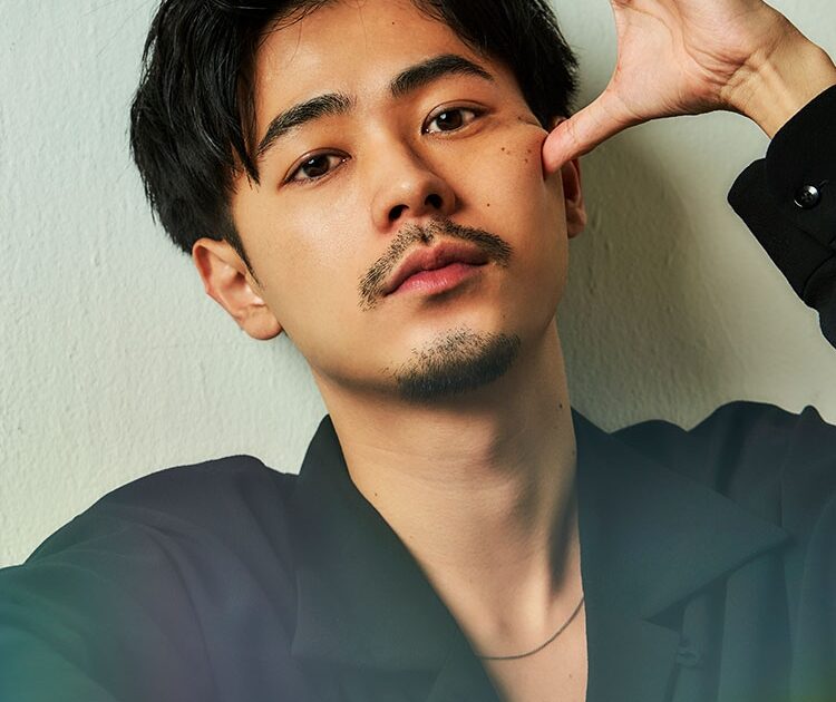 成田凌 さんがvoceに登場 映画 カツベン で笑いを堪えきれなかったシーンとは Voce You Vol 19 Voce特別インタビュー 美容メディアvoce ヴォーチェ