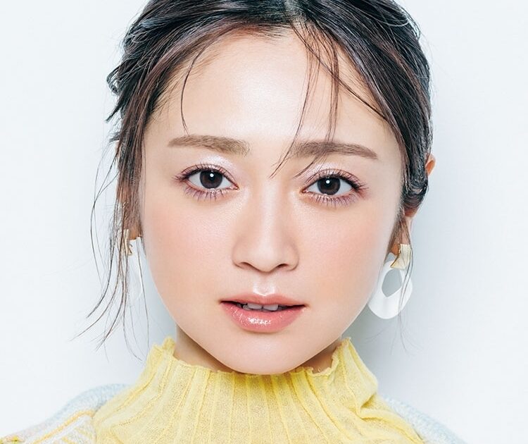 安達祐実】の春コーデは「カラフルトップス×カラフルメイク」で