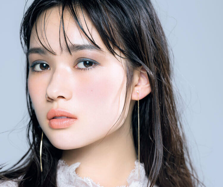 長井かおり 夏メイク 透けるグレーアイの 涼感モノクロメイク がモテるんです ビューティニュース 美容メディアvoce ヴォーチェ