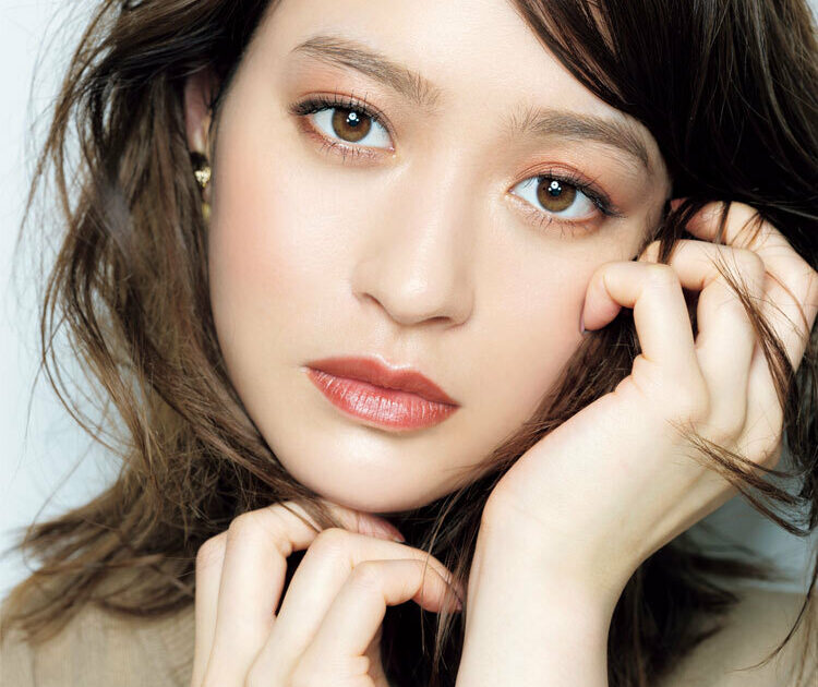 疲れて見える目元のくすみに ビターオレンジ 繊細ブラックが効く アラサーのお悩み解決メイク ビューティニュース 美容メディアvoce ヴォーチェ