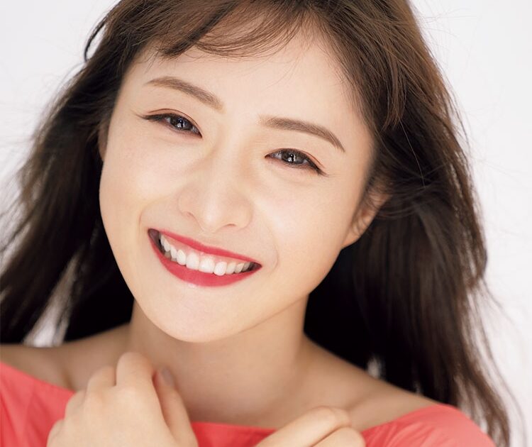 女優・石原さとみ】一問一答！｜2019ベストメイクは？ 今年ハマったものは？【COVER BEAUTY】｜美容メディアVOCE（ヴォーチェ）