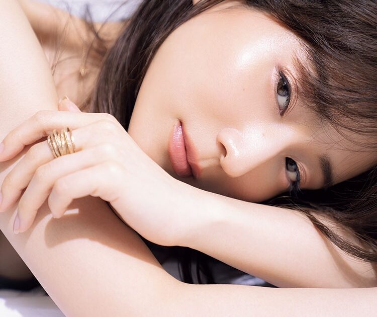 田中みな実】うるんだ瞳で色気を醸す「大人のラメシャドウ使い