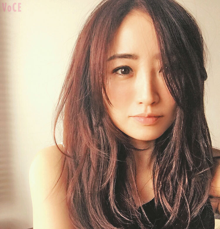 神崎恵さんの夏メイクは“埋もれない女”♡【ビューティニュース】－美容