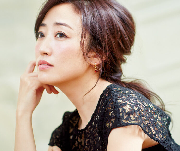 神崎恵さんのモテ ヘア いい女風 くるりんぱ結びhowto ビューティニュース 美容メディアvoce ヴォーチェ
