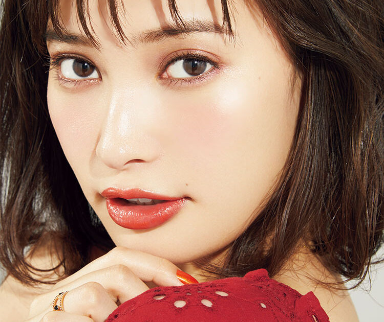 大政絢 が演出する夏の色気 透けオレンジ で濡れツヤメイク ビューティニュース 美容メディアvoce ヴォーチェ