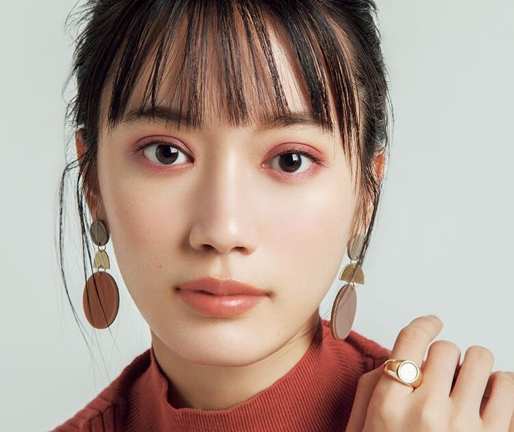 ビューティニュース 中山友恵さんの単色アイシャドウ塗り比べ ディープベリー 赤みカラーの主流は赤 紫へ 美容メディアvoce ヴォーチェ