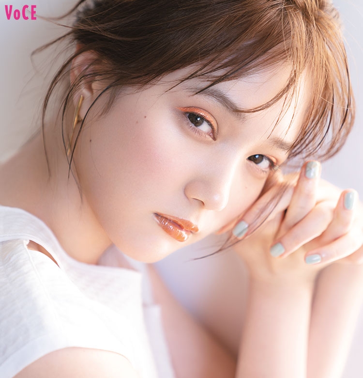 アイライナー リップがポイント 本田翼 が纏う真夏のオレンジメイク ビューティニュース 美容メディアvoce ヴォーチェ